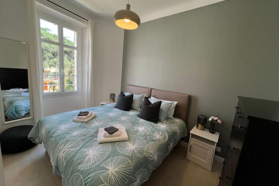 Bed, Photo of the whole room, towels