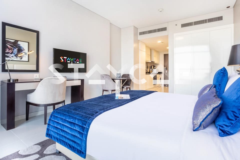 Bed, TV and multimedia, Living room, Photo of the whole room, Seating area, Bedroom