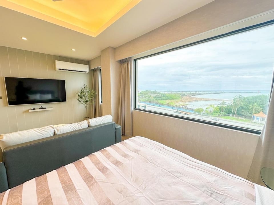 Bed, Natural landscape, TV and multimedia, View (from property/room), Photo of the whole room, Bedroom, air conditioner