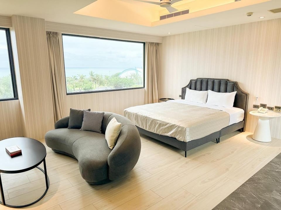 Bed, Living room, Photo of the whole room, Bedroom
