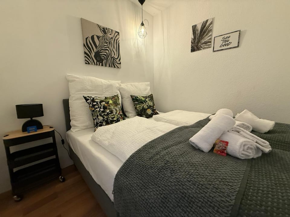 Bed, Photo of the whole room, Bedroom, towels