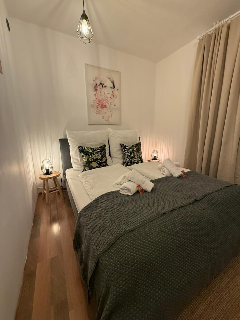 Bed, Photo of the whole room, Bedroom, towels