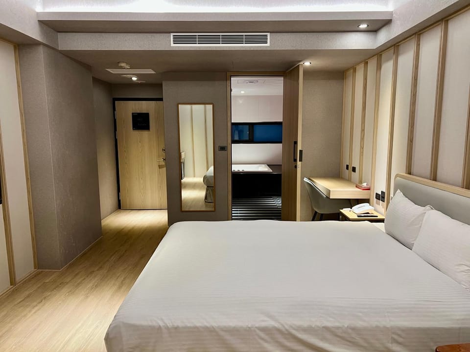 Bed, TV and multimedia, Photo of the whole room, Bedroom, air conditioner