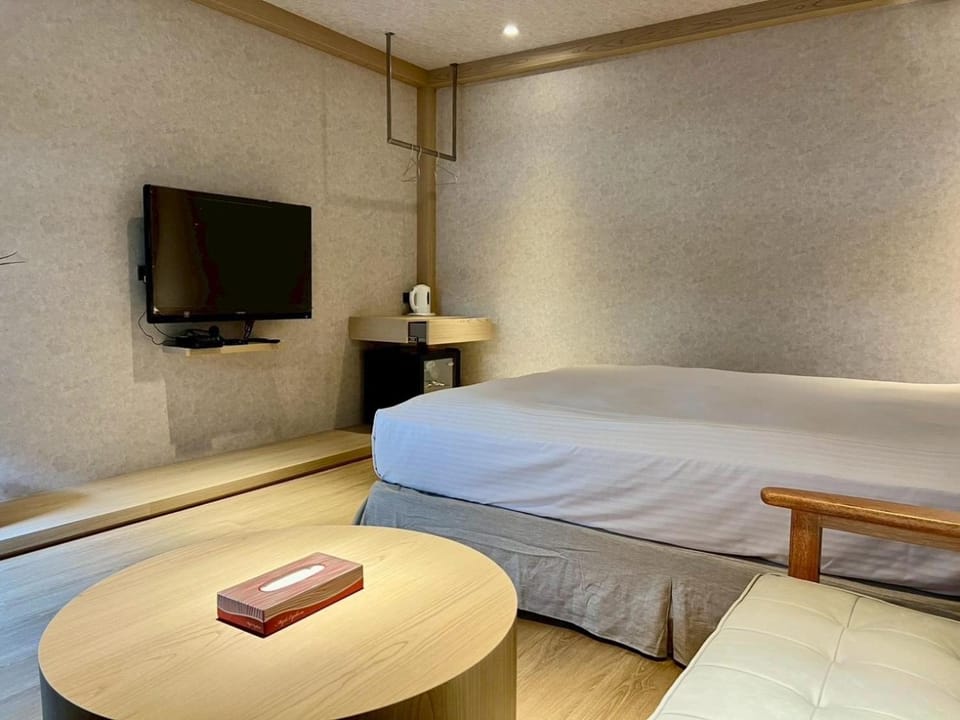 Bed, TV and multimedia, Photo of the whole room, Bedroom