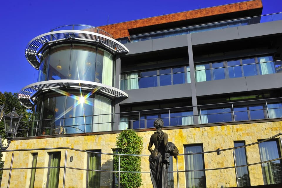 Property building, Facade/entrance, Day, Balcony/Terrace, Living room, Bedroom