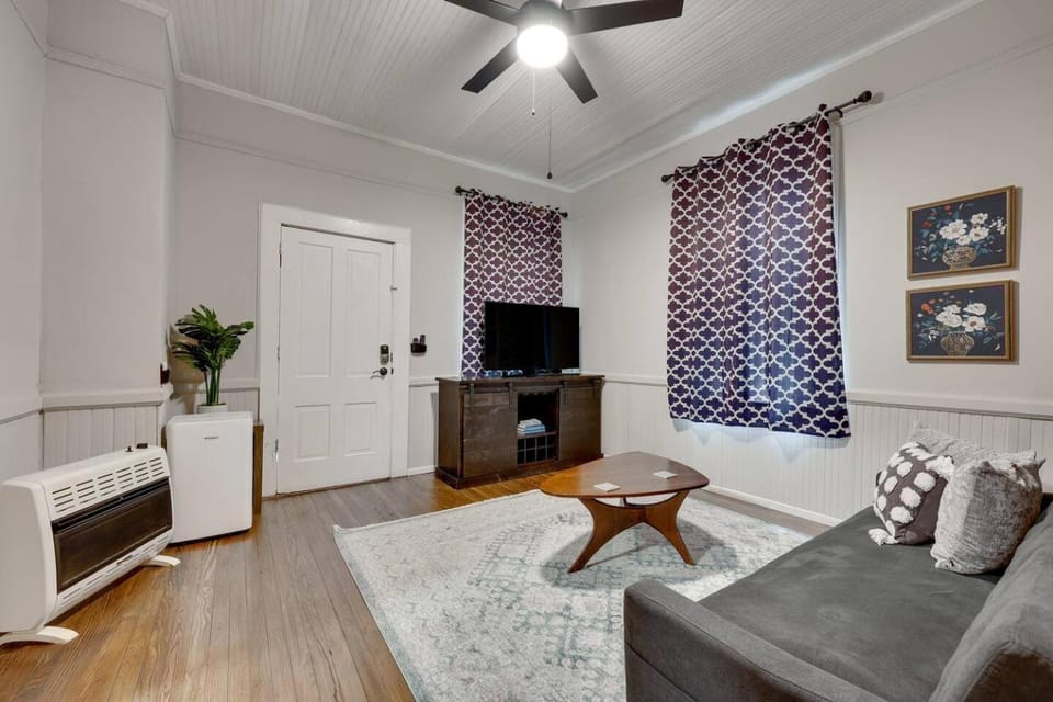 Cozy 1 Bed Historic Elmwood Park-Centennial House Apartment in Columbia