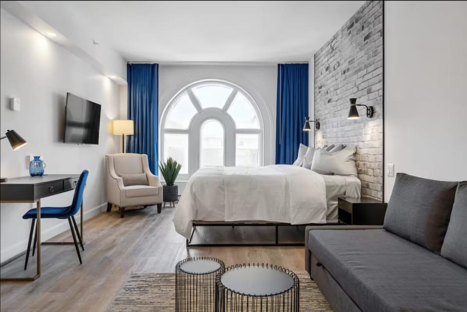 Bed, TV and multimedia, Living room