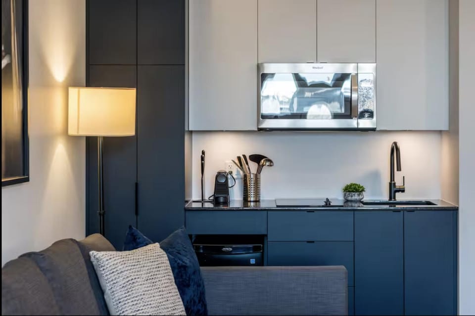 Coffee/tea facilities, Kitchen or kitchenette, Living room