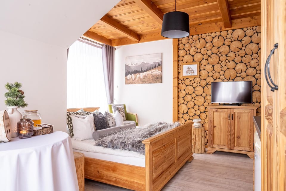 Bed, TV and multimedia, Photo of the whole room, Seating area, Bedroom