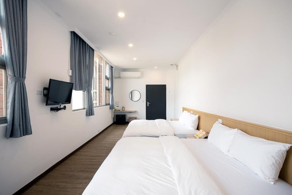 Communal lounge/ TV room, Bed, TV and multimedia, Photo of the whole room, Bedroom, air conditioner