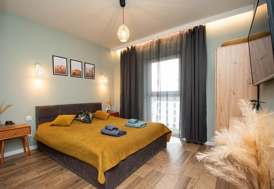 Bed, Photo of the whole room, Bedroom, towels