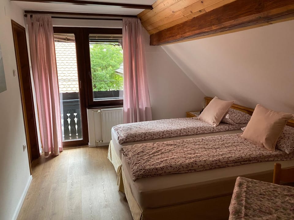 Bed, Photo of the whole room, Mountain view