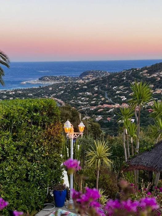 NOUVEAU ! Chambre d'Hôte Insolite PRIVEE " CŒURS DE PIRATES à BALI EN PROVENCE" SPA SAUNA MASSAGES dans cadre EXOTIQUE d'Aménagements EXTÉRIEURS D'EXCEPTION ÉTÉ comme HIVER BIENVENUE !!! Bed and Breakfast in Cavalaire-sur-Mer