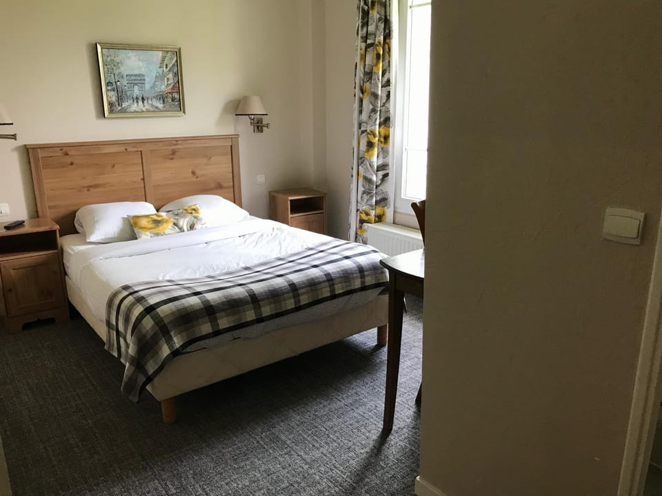 LOGIS Hôtel & Restaurant - Au Bord du Lac Hotel in Île-de-France