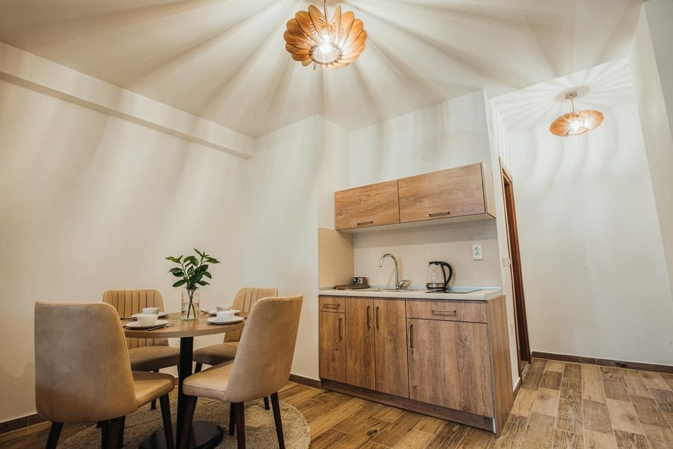 Kitchen or kitchenette, Living room, Food and drinks, Seating area, Dining area, Food