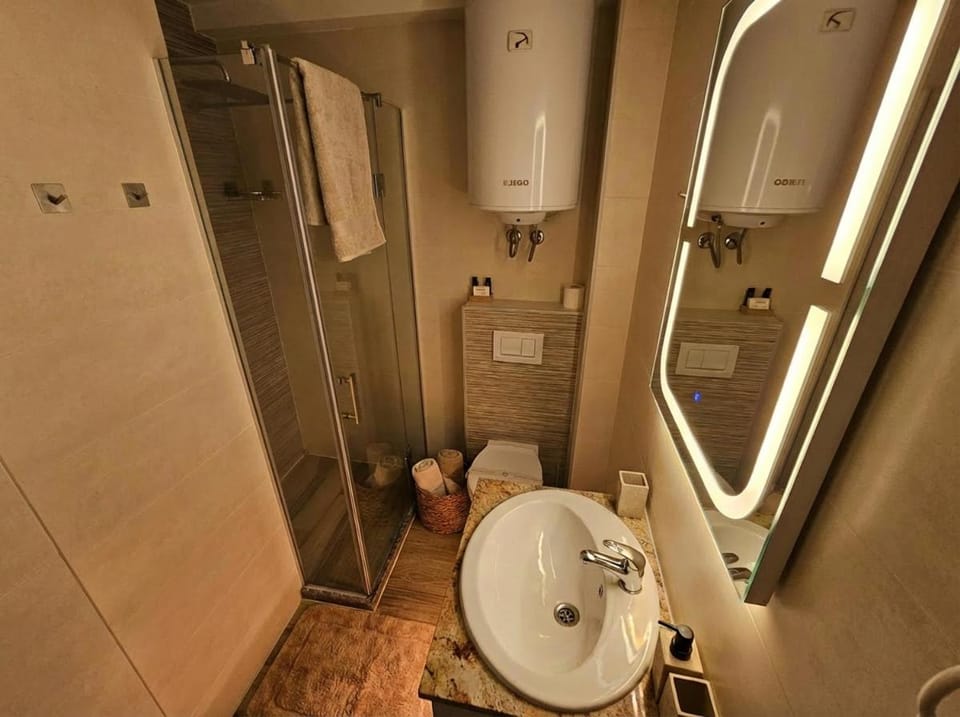 Shower, Toilet, Bathroom, Bath, stove, towels