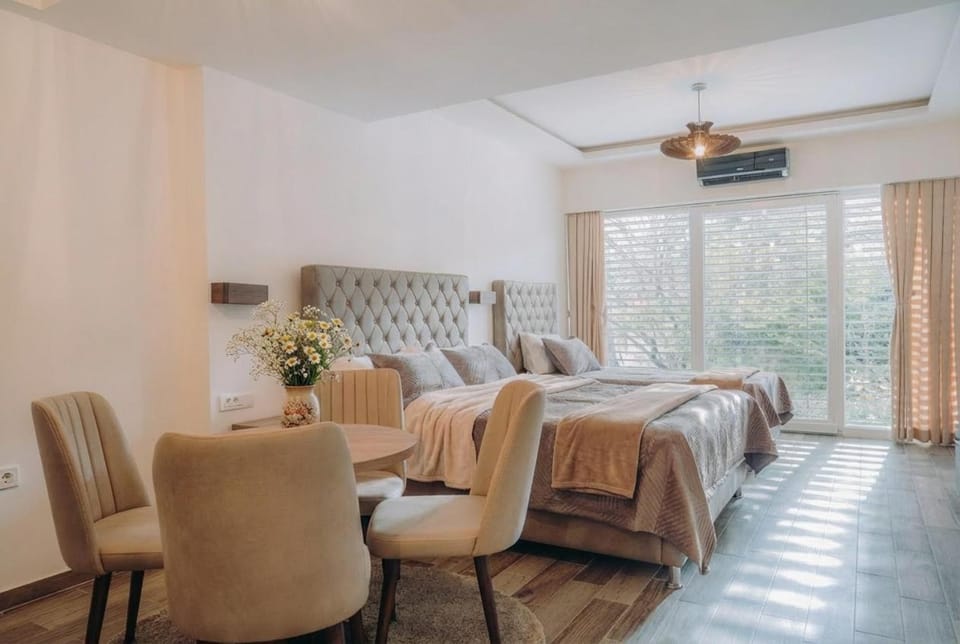 Bed, Living room, Photo of the whole room, Seating area, Bedroom, Garden view, air conditioner