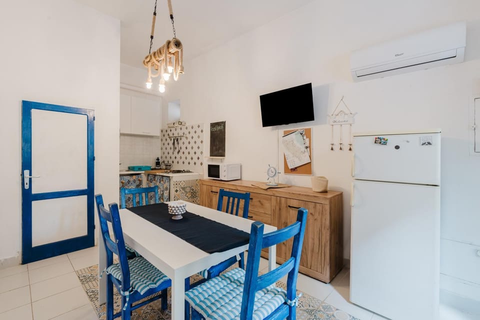 Property building, Kitchen or kitchenette, Living room