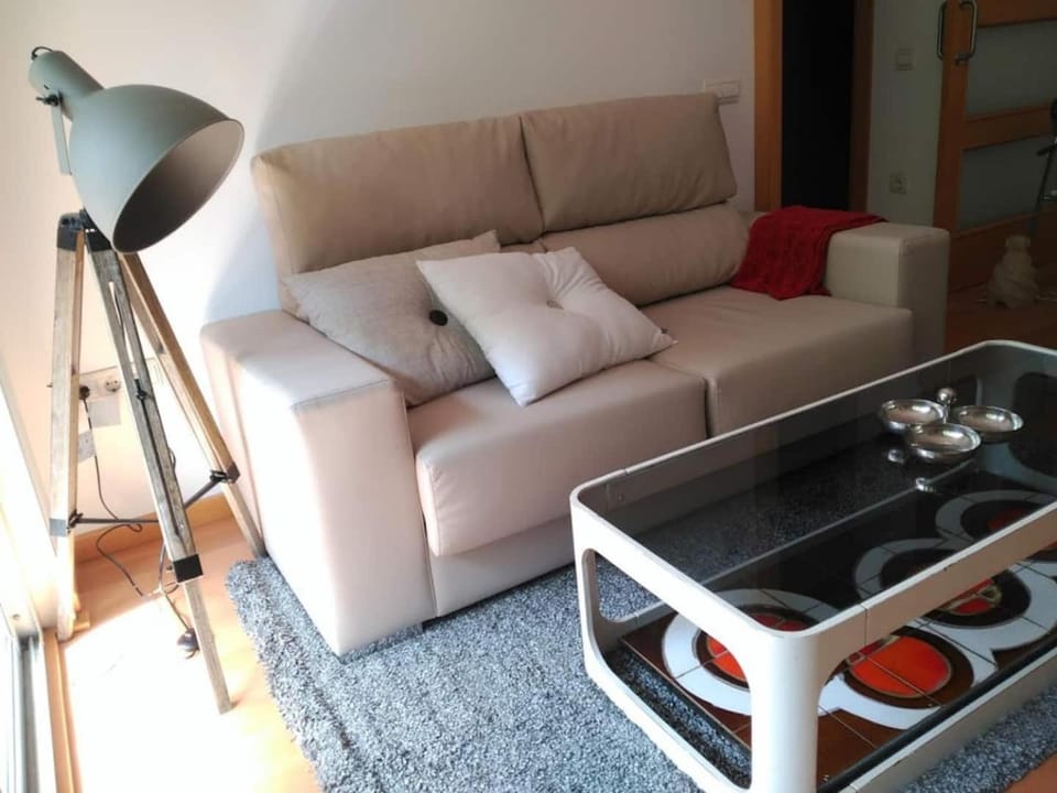 2 BEDROOMS and 2 BATHROOMS FOR 5 PAX, SWIMMING POOL, FREE PARKING and NEAR THE BEACH! Apartment in Barcelona