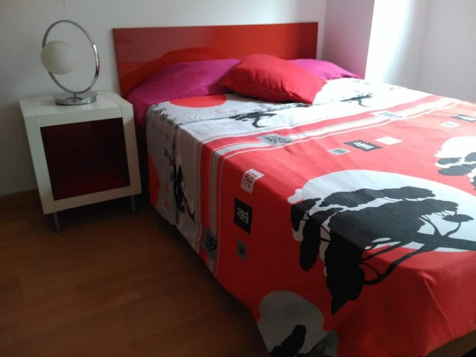 2 BEDROOMS and 2 BATHROOMS FOR 5 PAX, SWIMMING POOL, FREE PARKING and NEAR THE BEACH! Apartment in Barcelona