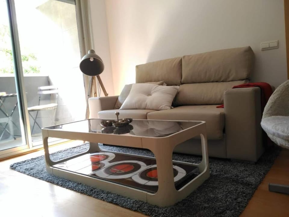 2 BEDROOMS and 2 BATHROOMS FOR 5 PAX, SWIMMING POOL, FREE PARKING and NEAR THE BEACH! Apartment in Barcelona