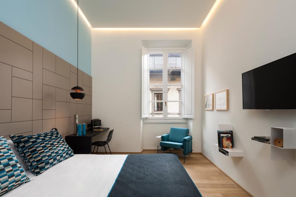 Bed, TV and multimedia, Bedroom
