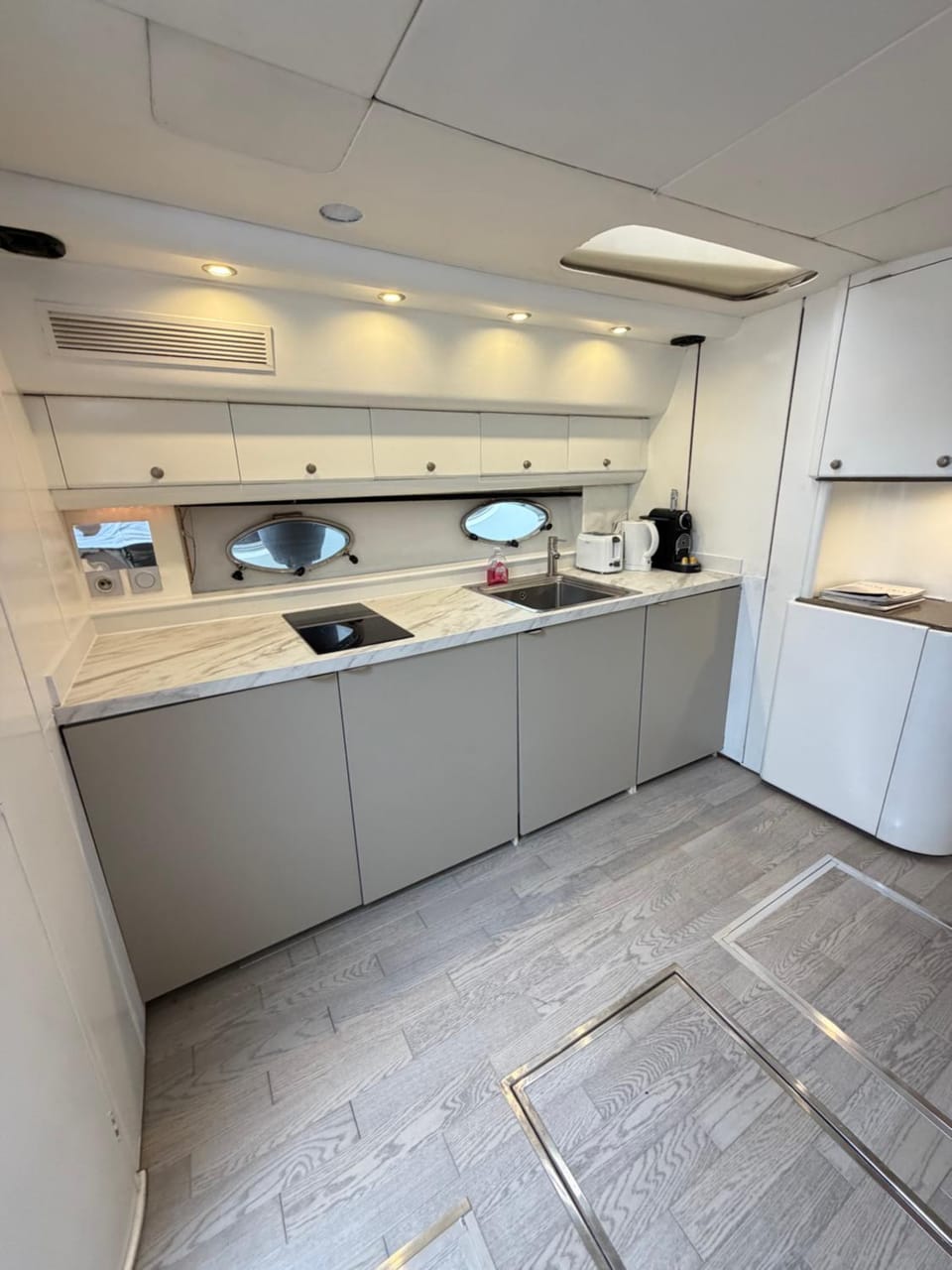 Yacht 17M Cannes Croisette Port Canto,3 Ch,clim,tv Docked boat in Cannes