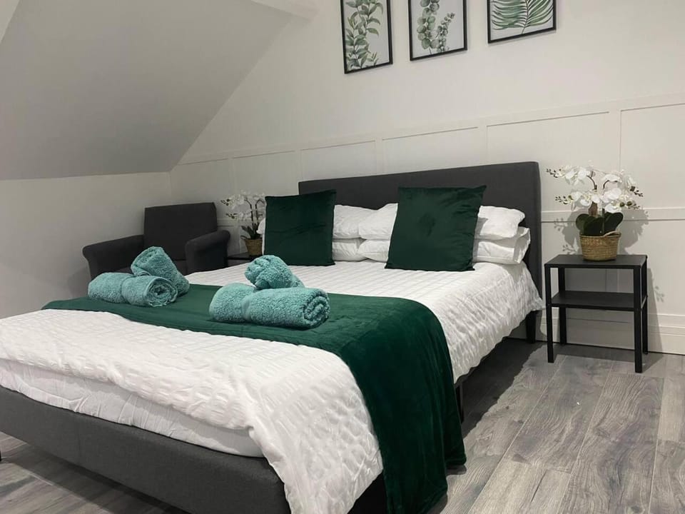 2 Bed Flat - Sleeps 6 - Parking - Wifi Apartment in Bridgend