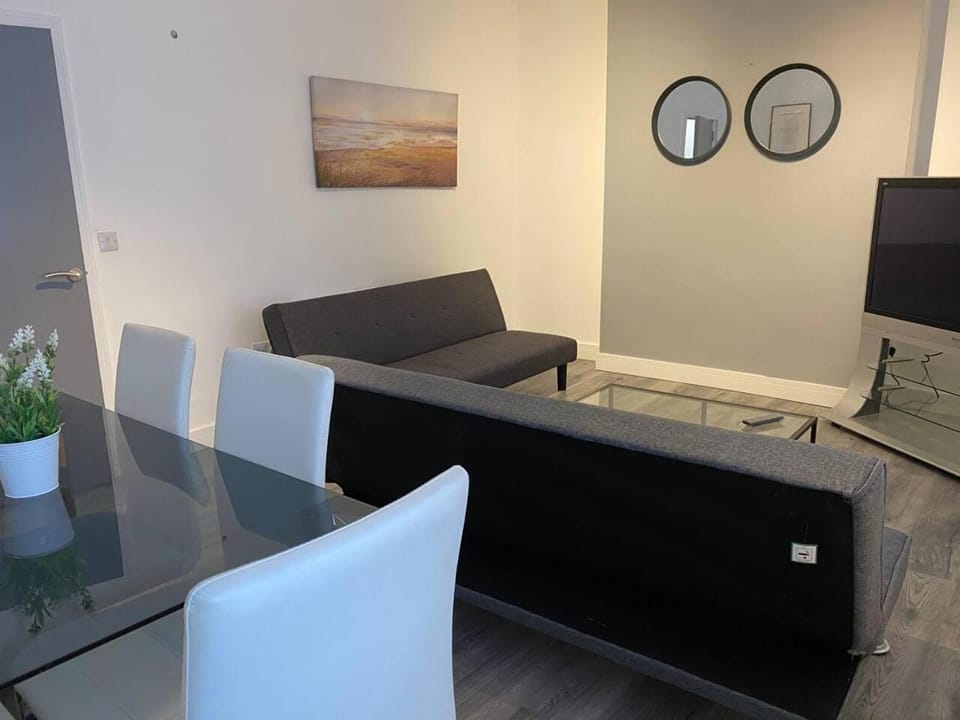 2 Bed Flat - Sleeps 6 - Parking - Wifi Apartment in Bridgend