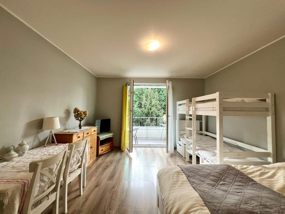 Bed, TV and multimedia, Photo of the whole room, Bedroom, bunk bed