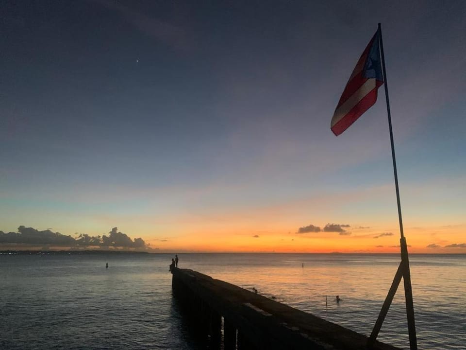 Aguadilla Surfers Lair apt with AC Wifi 8 minute walk to Crashboat beach Apartment in Borinquen