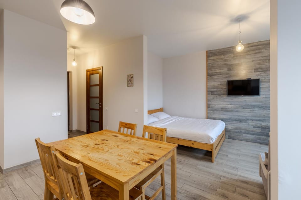Bed, Seating area, Dining area