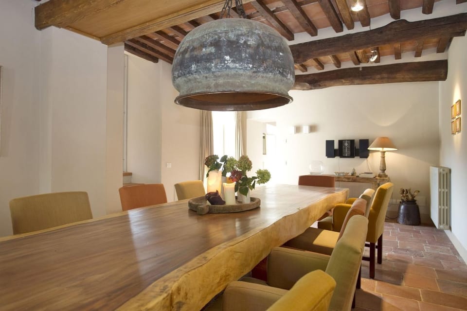 Photo of the whole room, Dining area