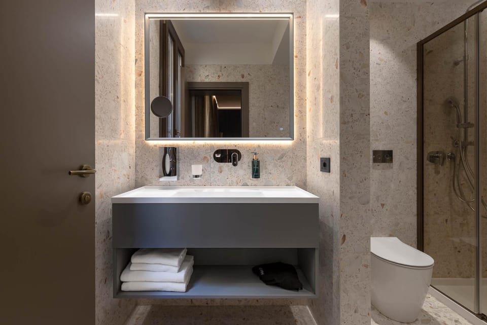 Shower, Toilet, Bathroom, towels
