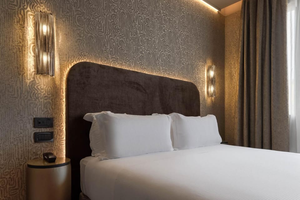Bed, Photo of the whole room, Decorative detail