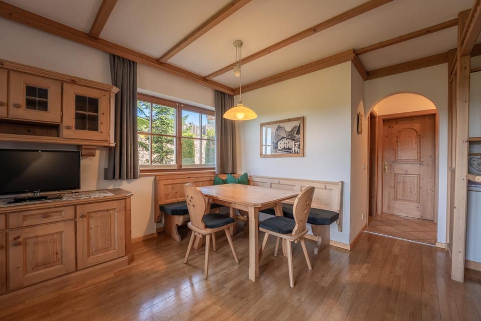 Communal lounge/ TV room, TV and multimedia, Dining area, Evening entertainment