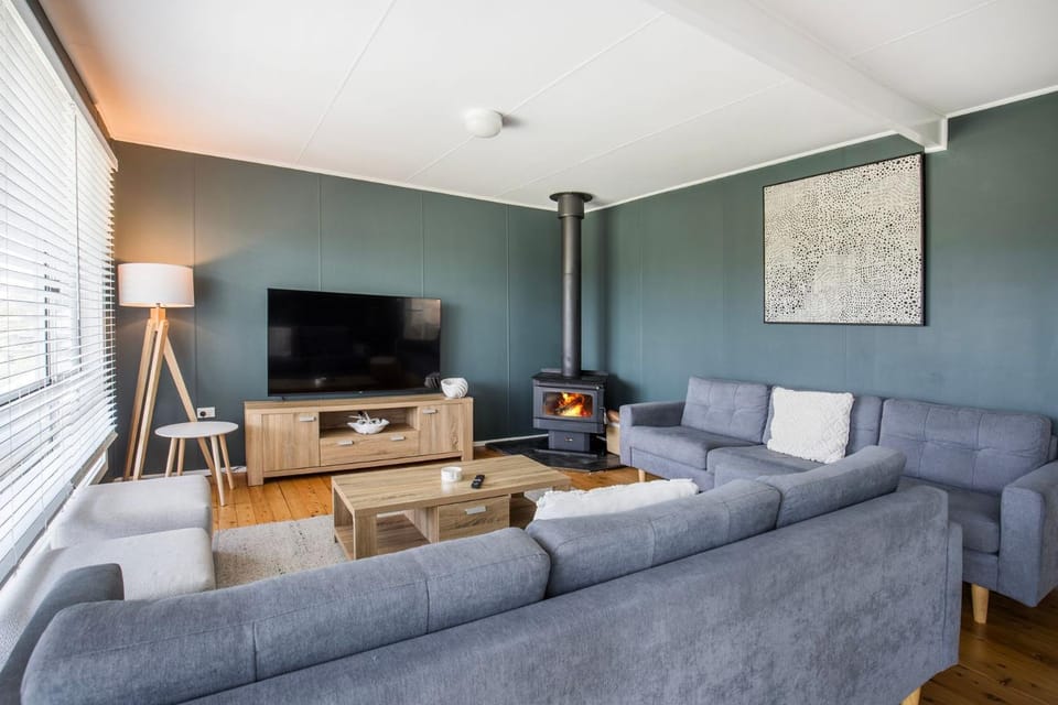 Sunfish Pet Friendly 4 Mins Walk to Beach House in Culburra Beach