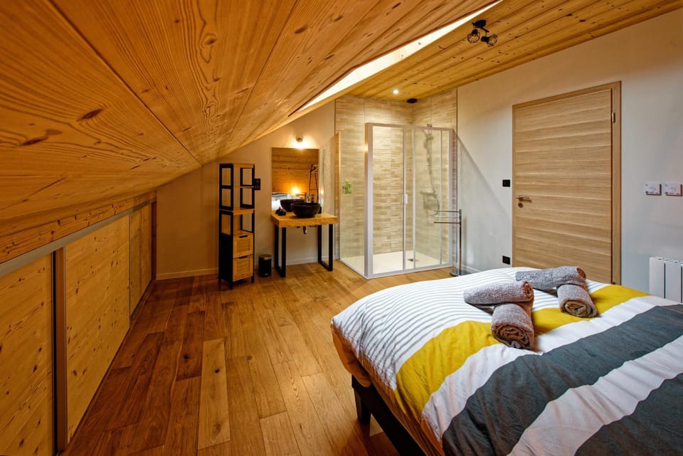 Shower, Bathroom, Photo of the whole room, Bedroom