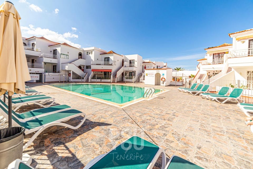 Swimming pool, sunbed