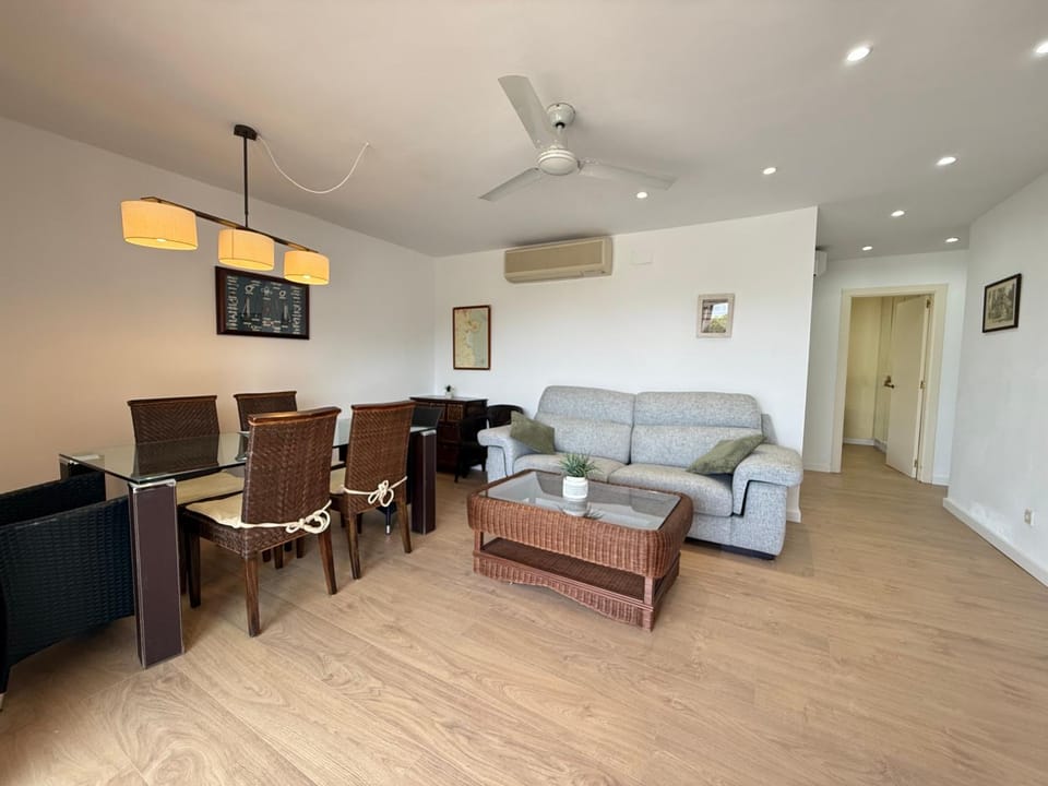 Living room, Seating area, air conditioner