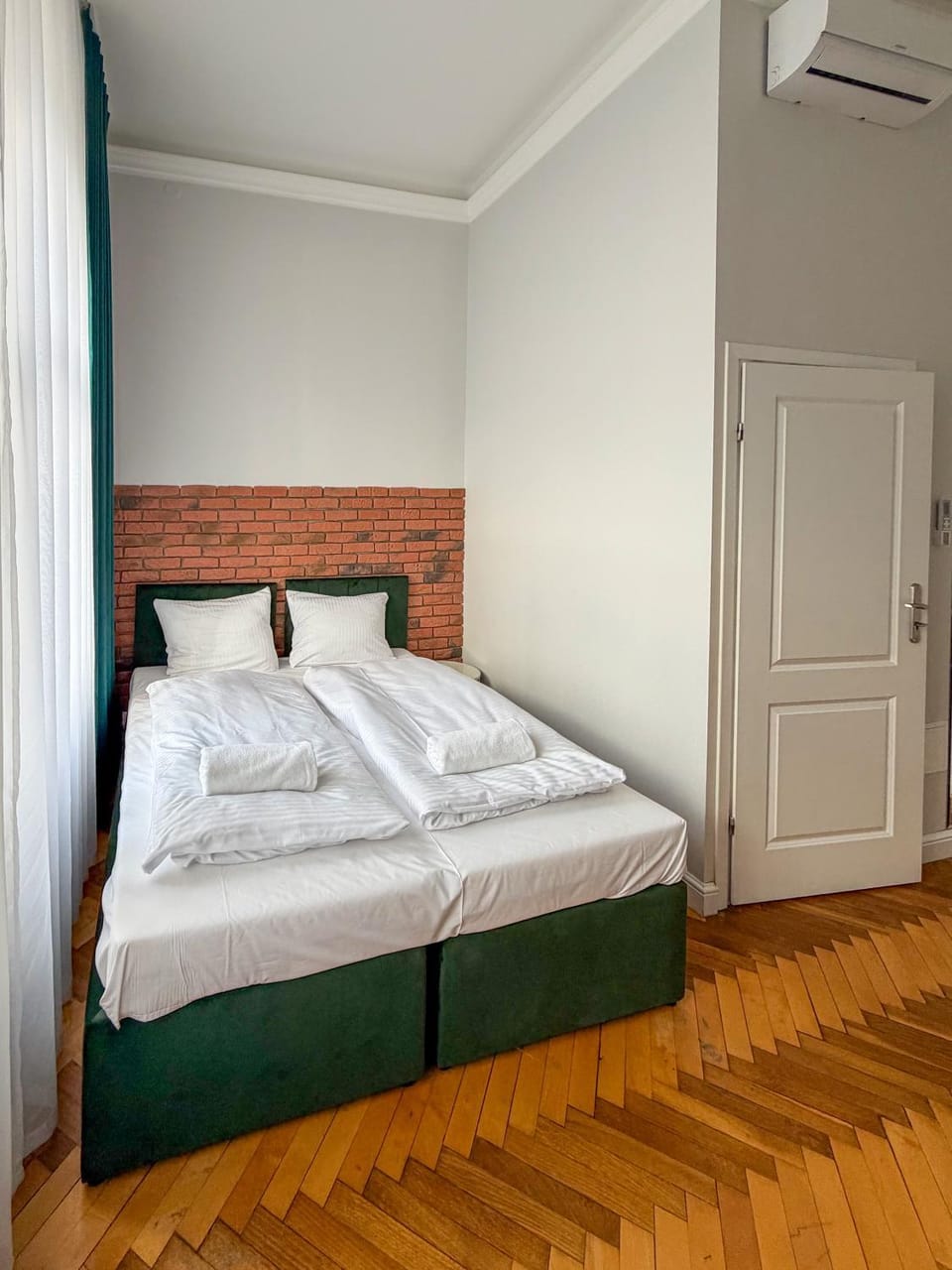 Bed, Photo of the whole room, wardrobe, air conditioner