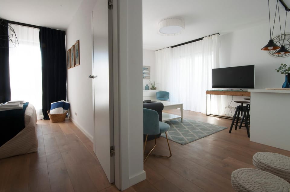 TV and multimedia, Kitchen or kitchenette, Photo of the whole room, Seating area, Dining area, Evening entertainment, Bedroom