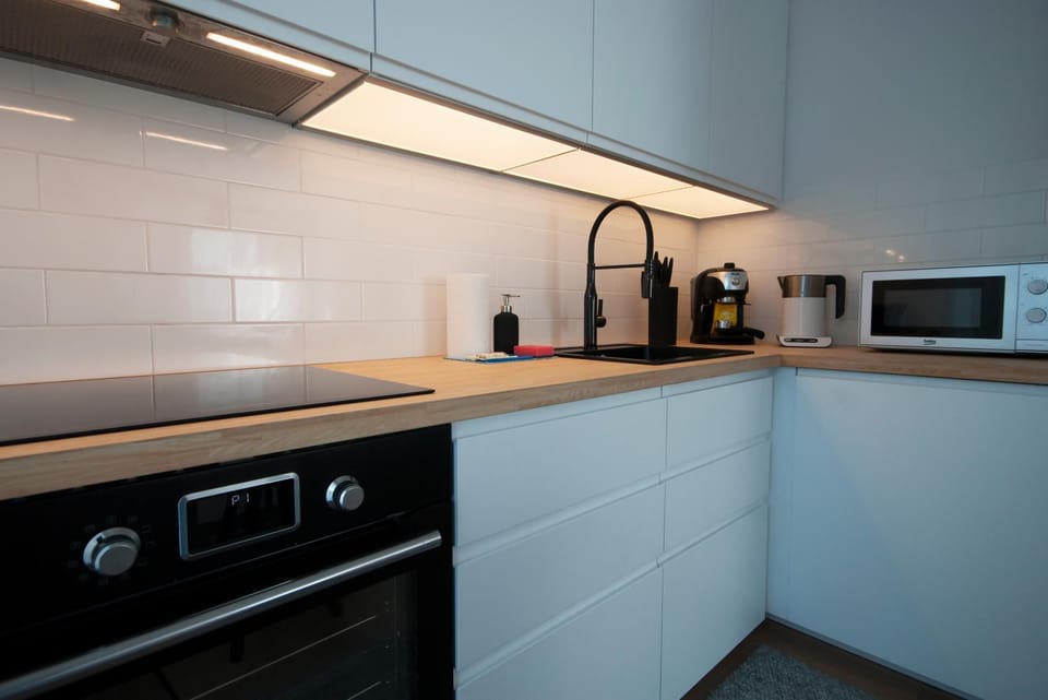 Coffee/tea facilities, Kitchen or kitchenette, stove