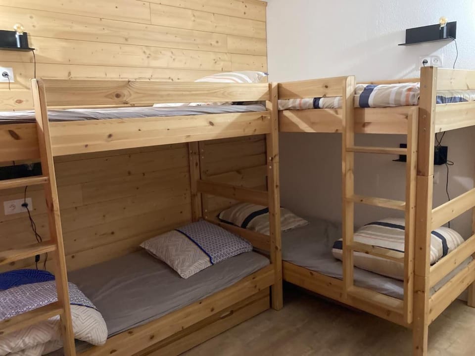 Bedroom, bunk bed
