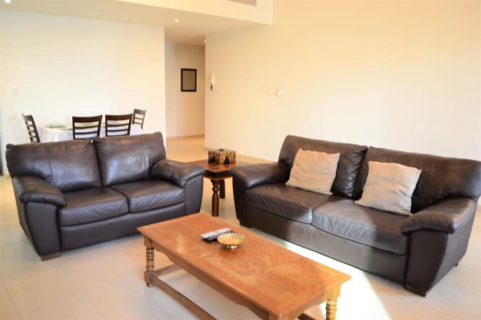 Nightclub / DJ, Lounge or bar