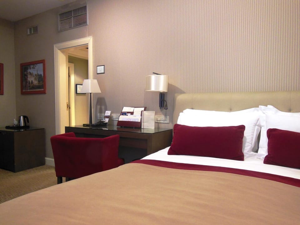 Bed, Photo of the whole room, Decorative detail, Bedroom