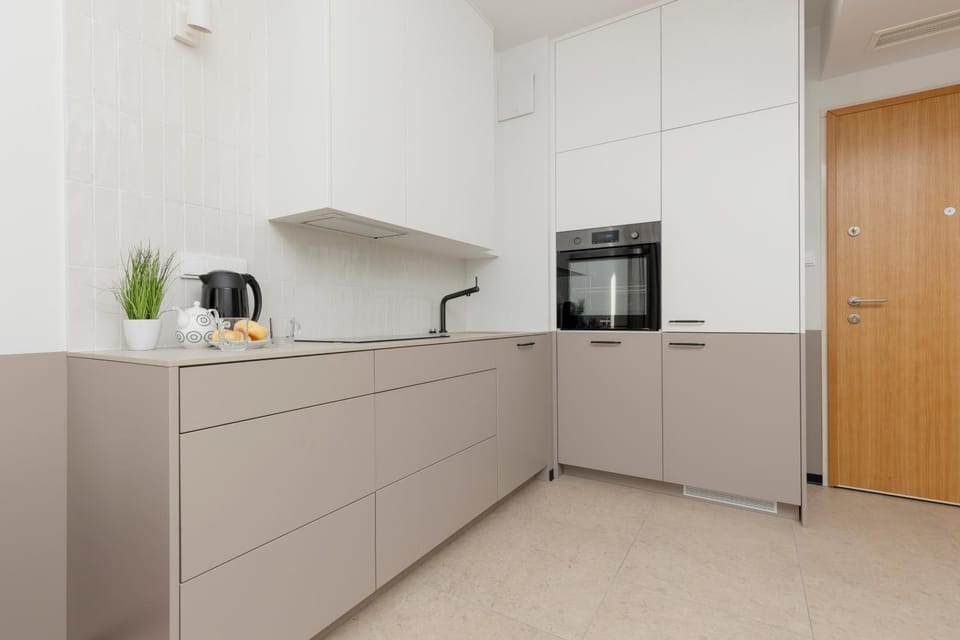 Coffee/tea facilities, Kitchen or kitchenette, oven, stove