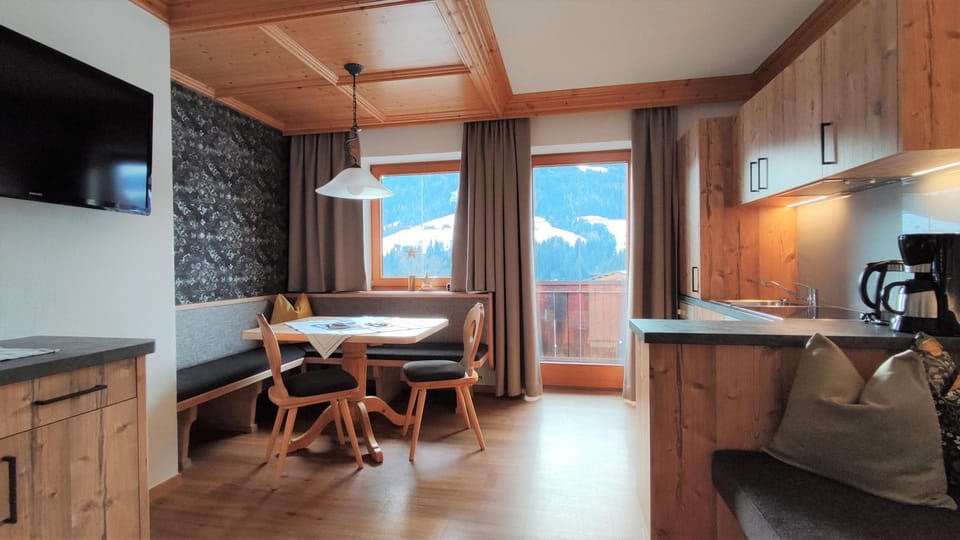 Kitchen or kitchenette, Living room, Seating area, Dining area