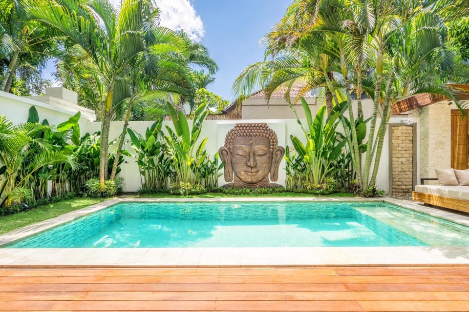 Villa Tokyo - 3 BDR Private Villa - 3 min walk to KU DE TA beach Villa in Kuta