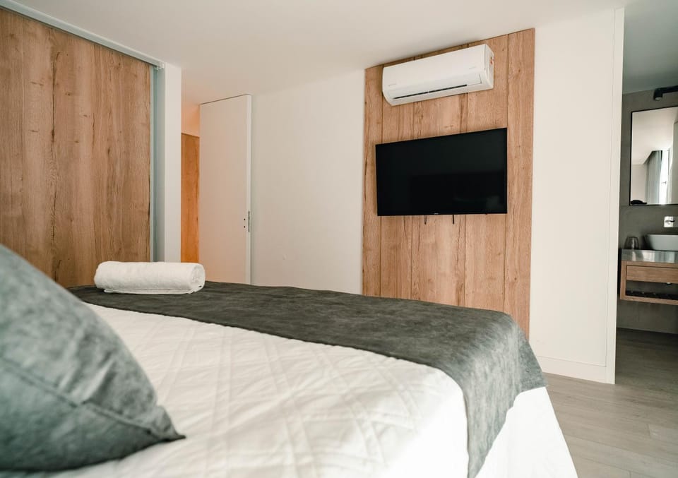Bed, TV and multimedia, Photo of the whole room, Bedroom